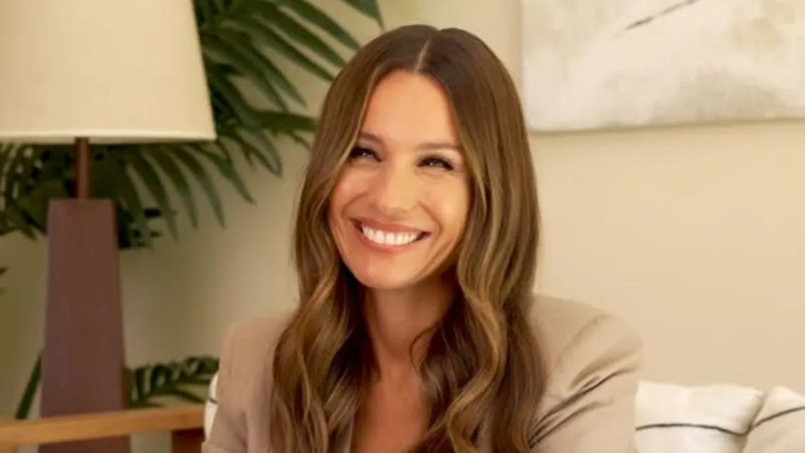 Pampita's minimalistische sterrenstijl: slaapkamertrend zonder hoofdeinde