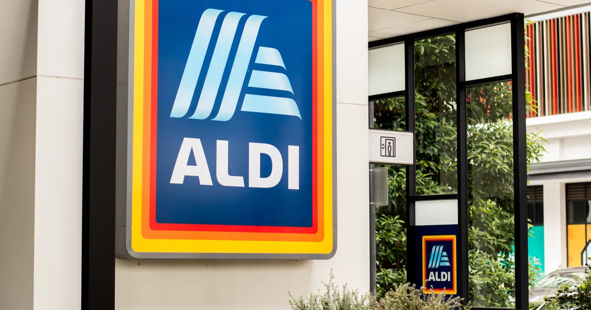 Aldi verkoopt een schattige retro-hondknuffel uit de jaren 1980