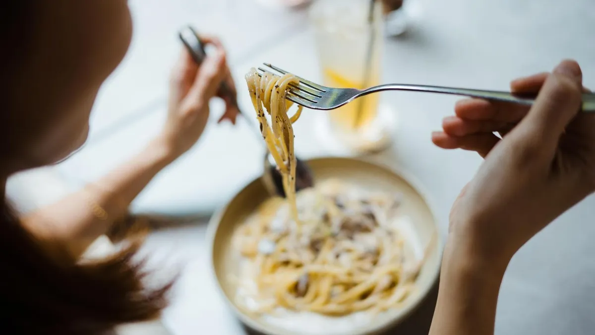 Wat je beter ’s avonds kunt eten, volgens een voedingsdeskundige