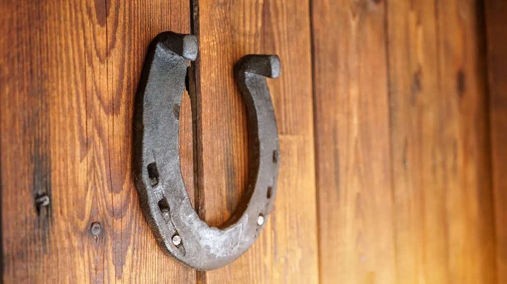 Een hoefijzer ophangen: meer dan alleen decoratie